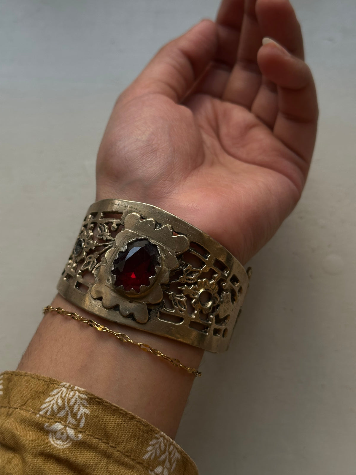 AHMAARAA VINTAGE HANDCUFF