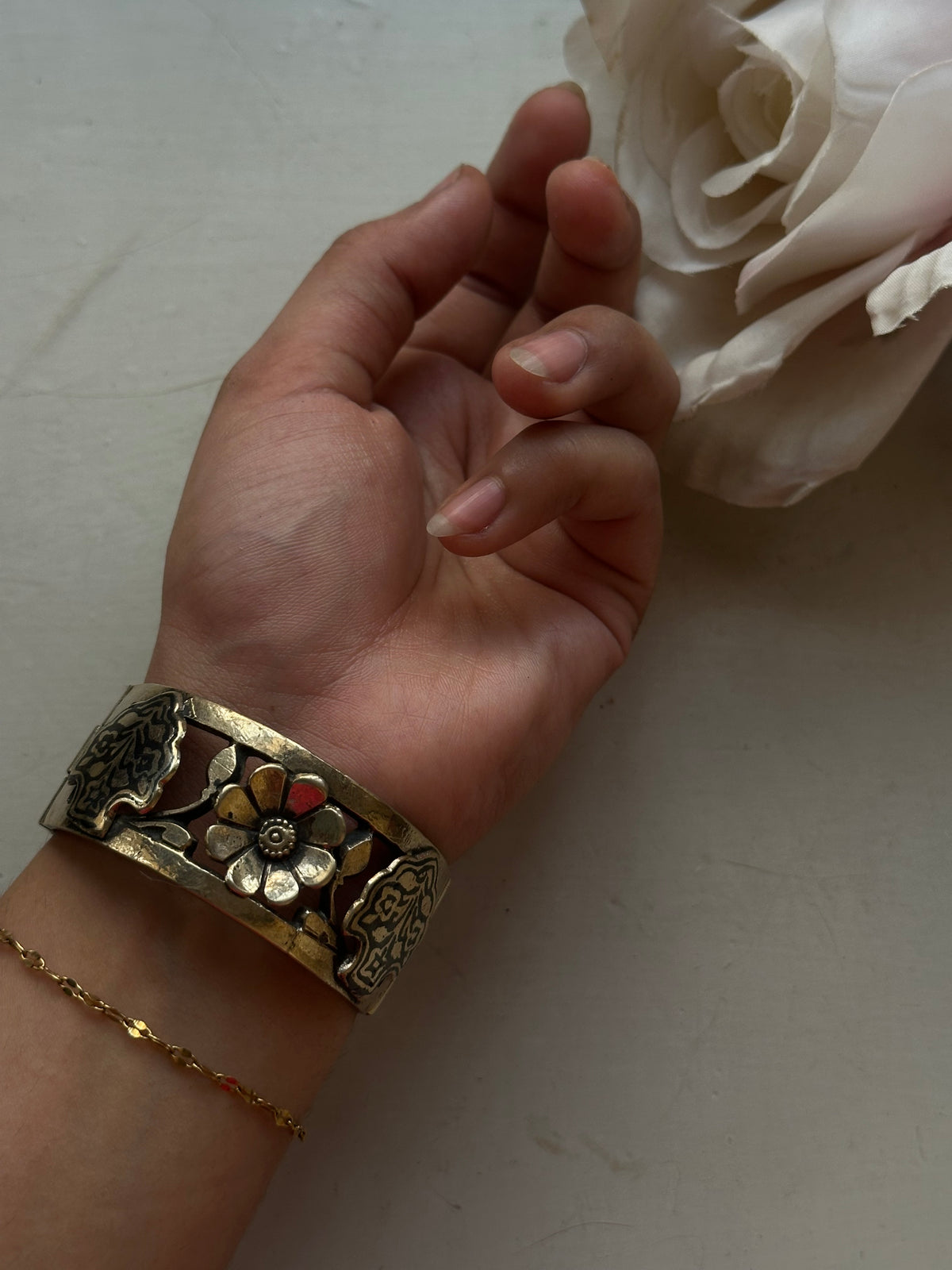 LAAL GUL VINTAGE HANDCUFF[ ONE HANDCUFF]