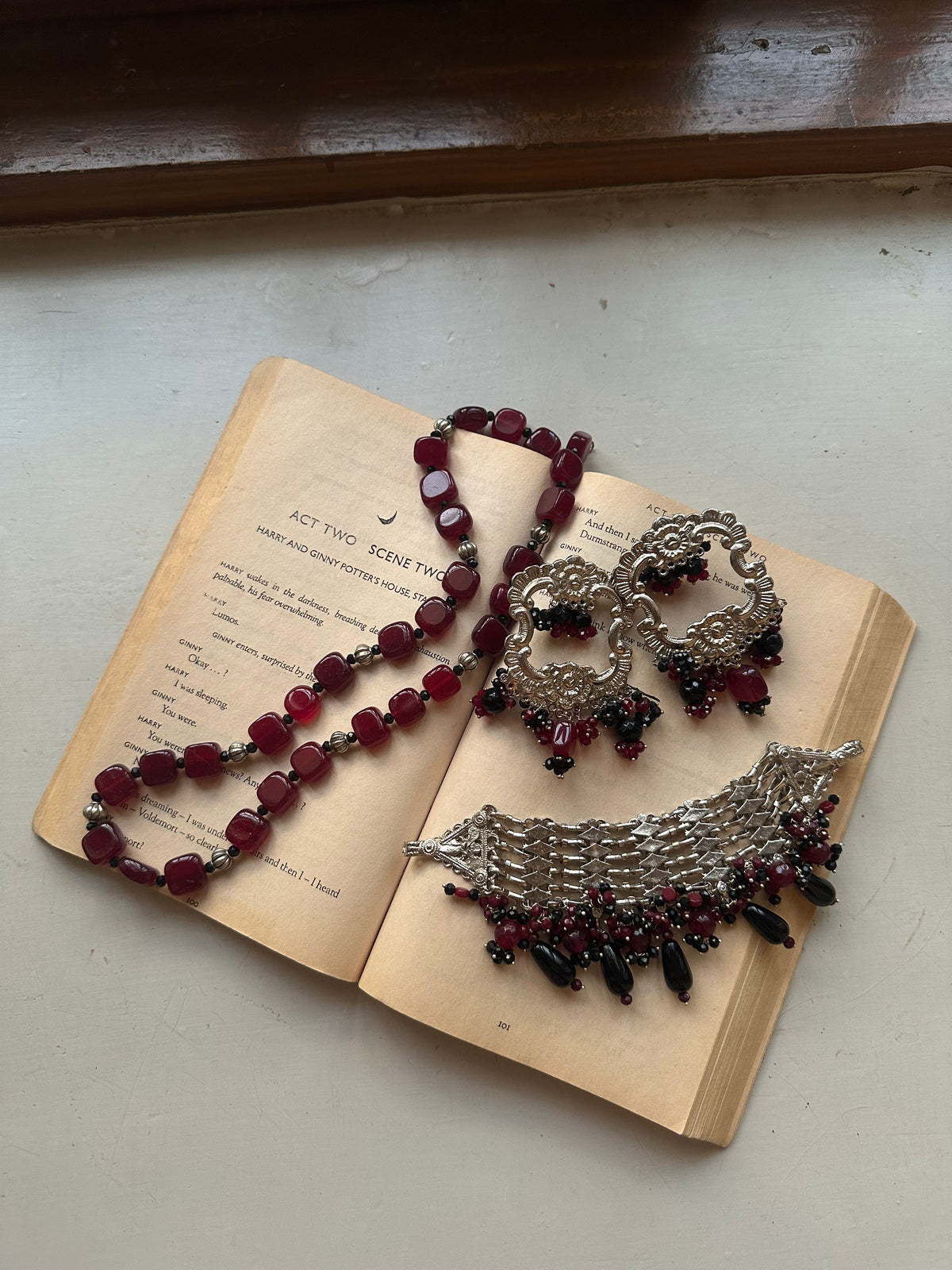 DEEP RED AND BLACK STATEMENT ELEGANCE SET [CHOKER, MALA & EARRINGS]