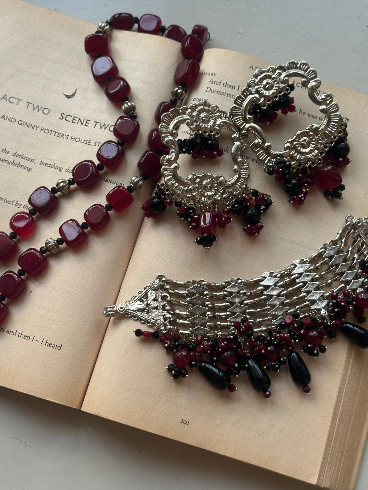 DEEP RED AND BLACK STATEMENT ELEGANCE SET [CHOKER AND EARRINGS]
