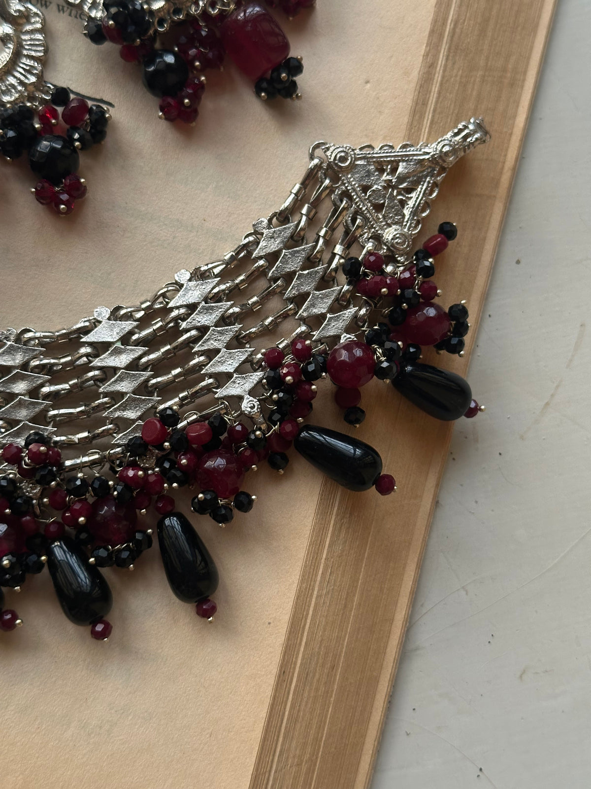 DEEP RED AND BLACK STATEMENT ELEGANCE SET [CHOKER AND EARRINGS]