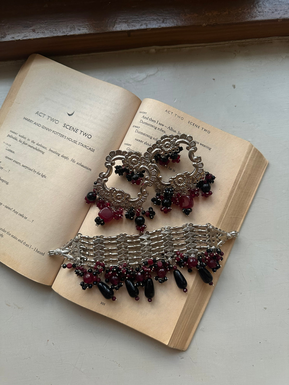 DEEP RED AND BLACK STATEMENT ELEGANCE SET [CHOKER AND EARRINGS]