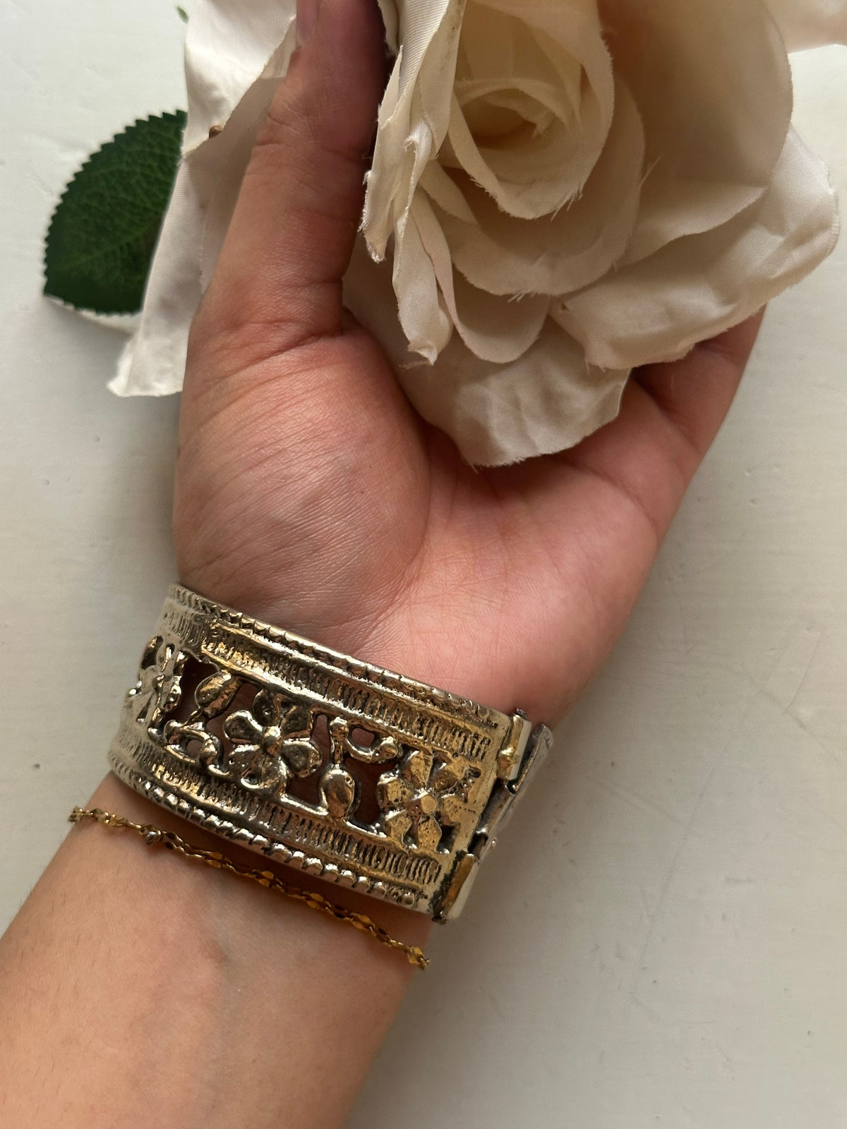 GULZAREEN VINTAGE HANDCUFF [ONE HANDCUFF]