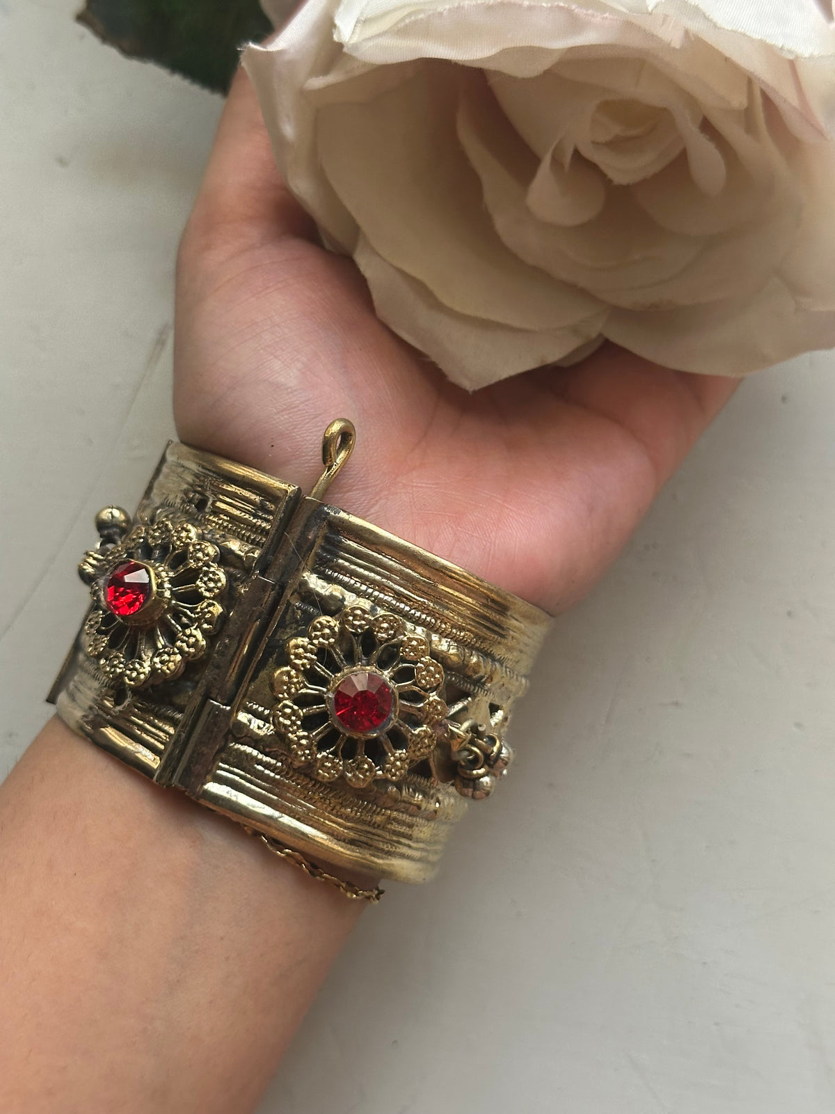 GUL E SURKH VINTAGE HANDCUFF [ONE HANDCUFF]