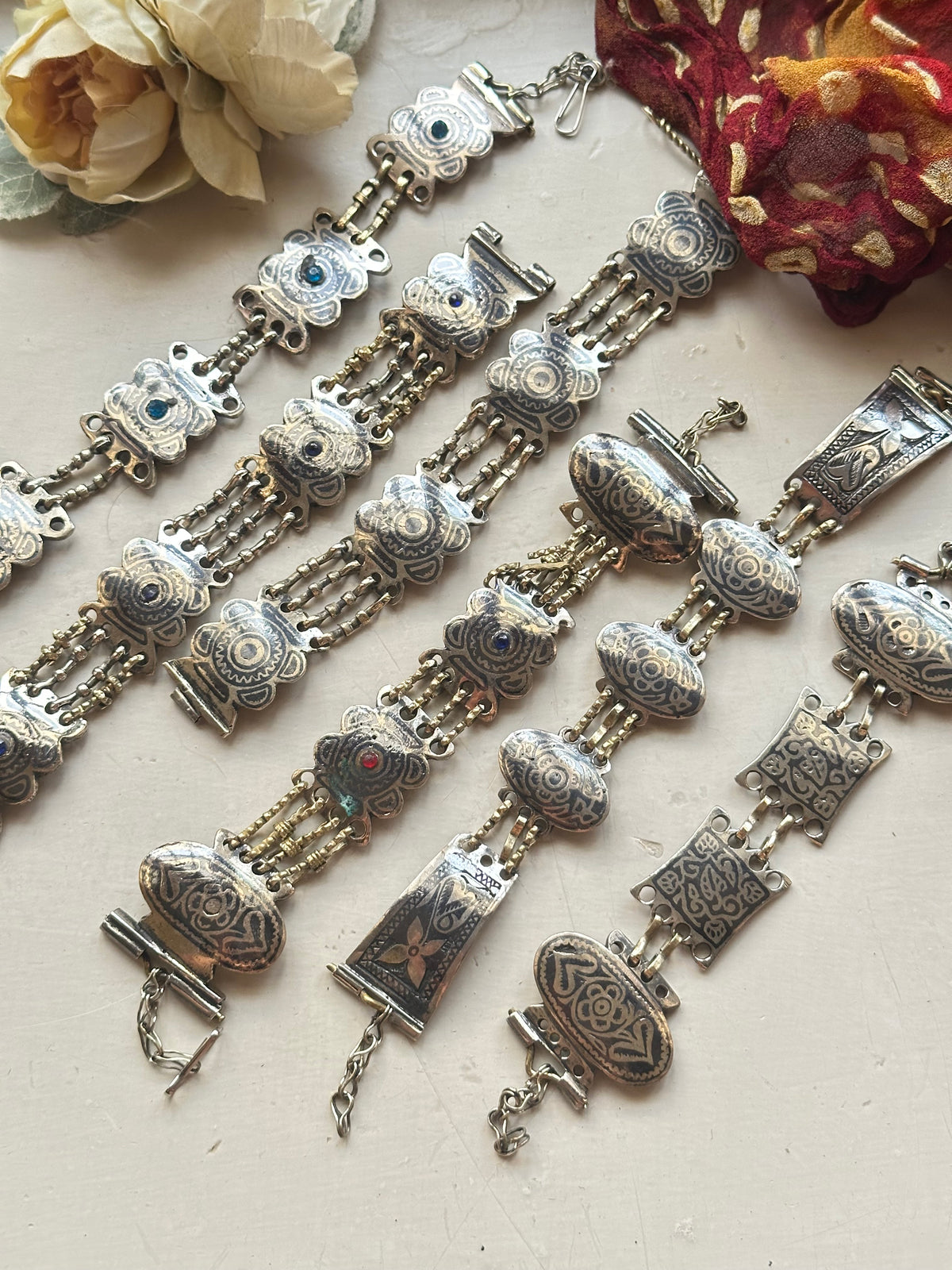 MEENAKAARI VINTAGE BRACELET [RED & BLUE STONE]
