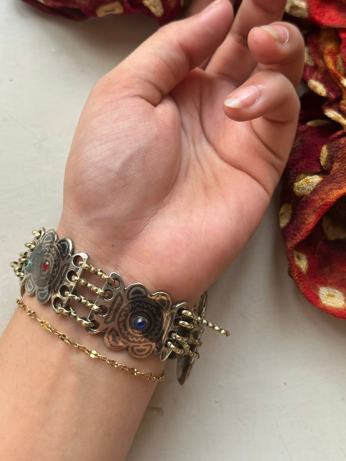 MEENAKAARI VINTAGE BRACELET [RED & BLUE STONE]