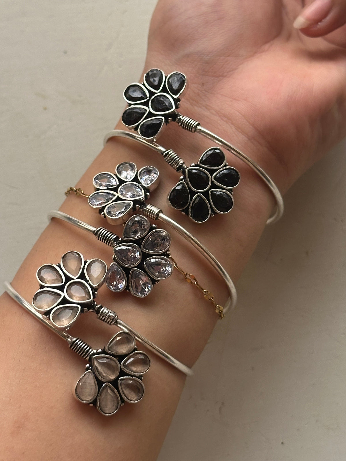 GULNOOSH HANDCUFF [BLACK STONES]
