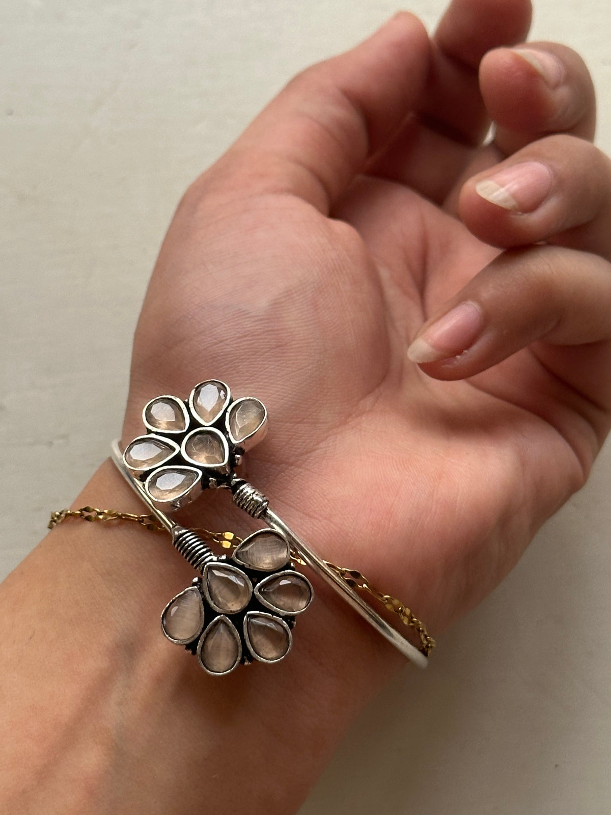 GULNOOSH HANDCUFF [LIGHT CHAMPAGNE STONE]
