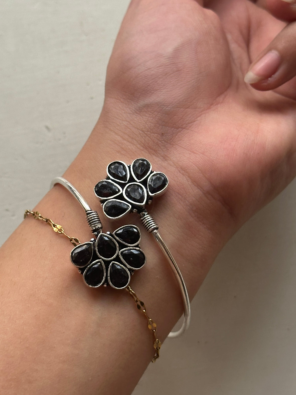 GULNOOSH HANDCUFF [BLACK STONES]