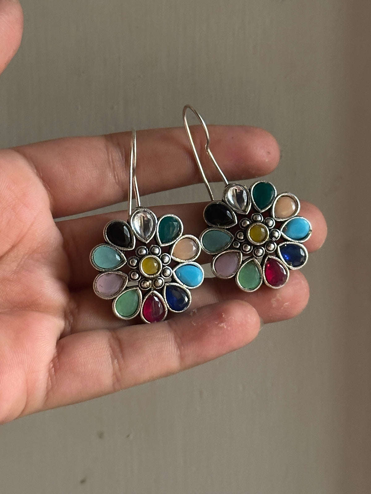 MULTI STONE EARSTUDS