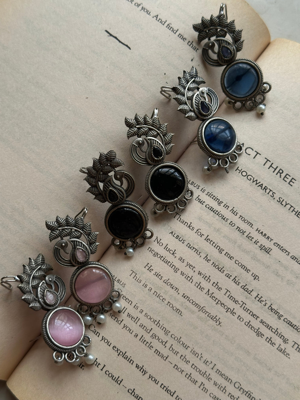 AREEJ EARCUFFS [WHITE STONE]