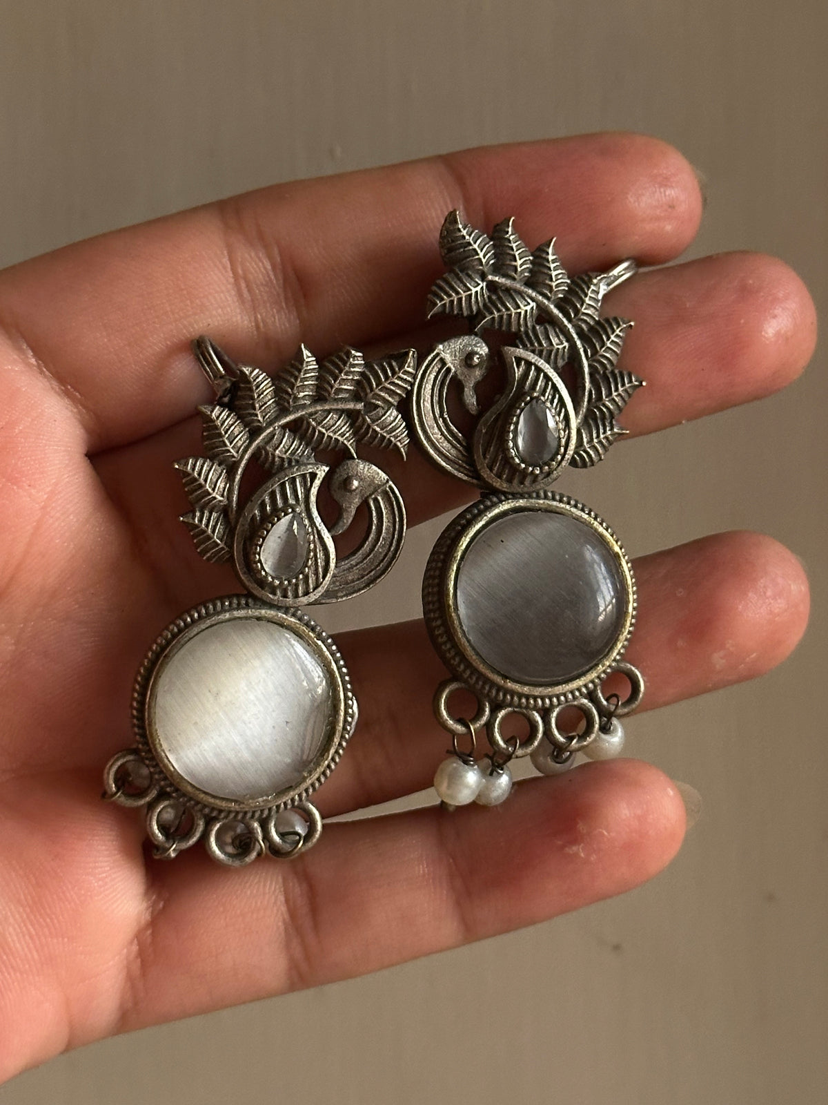 AREEJ EARCUFFS [WHITE STONE]