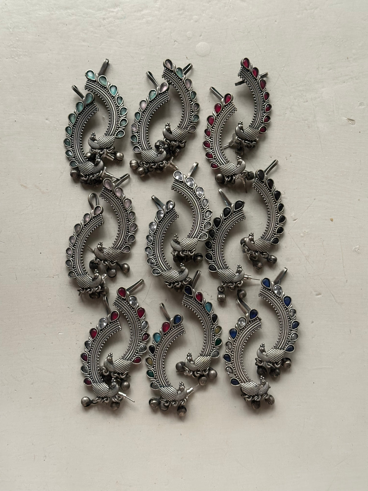 NUREESHA EARCUFFS [WHITE STONES]