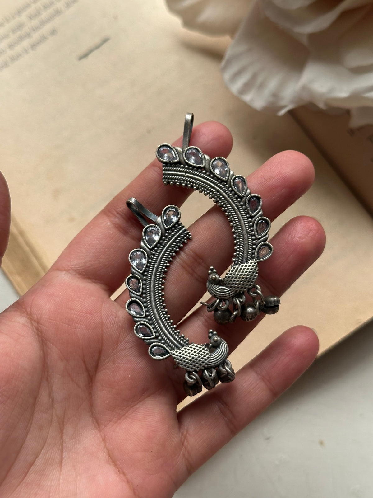 NUREESHA EARCUFFS [WHITE STONES]