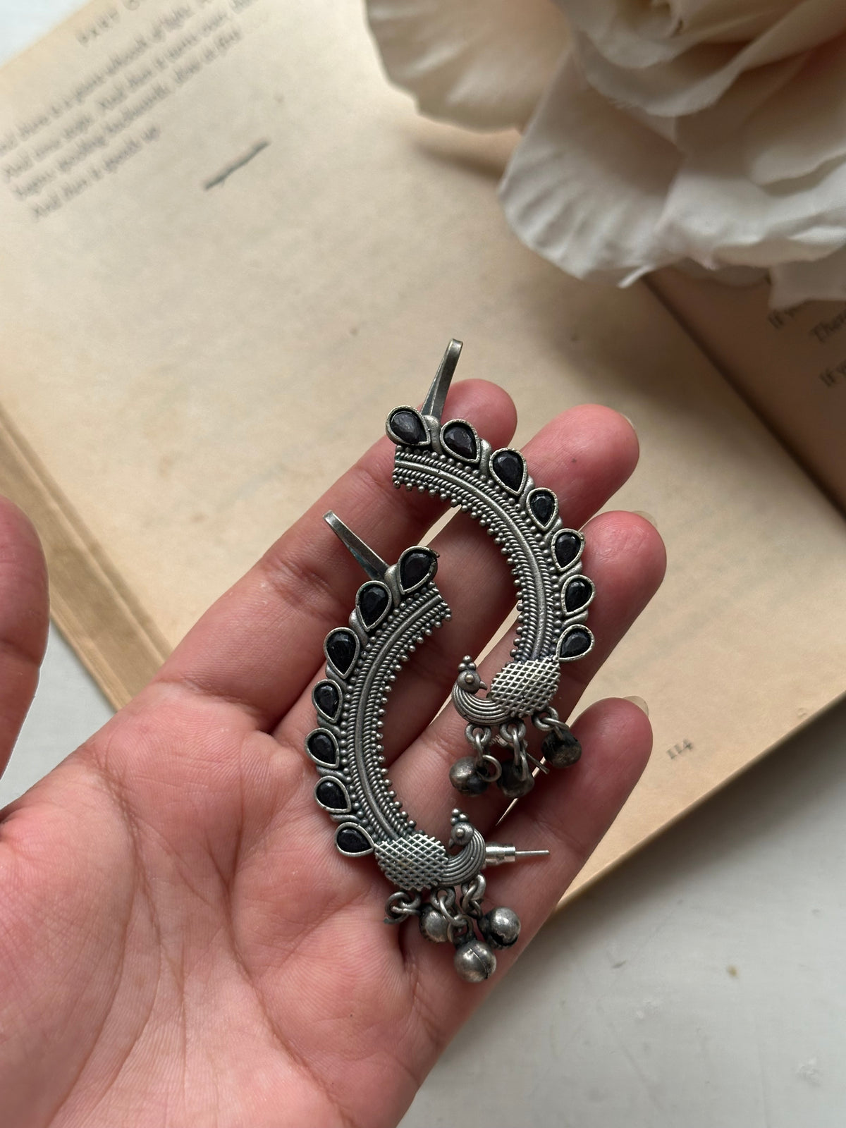 NUREEWSHA EARCUFFS [BLACK STONES]