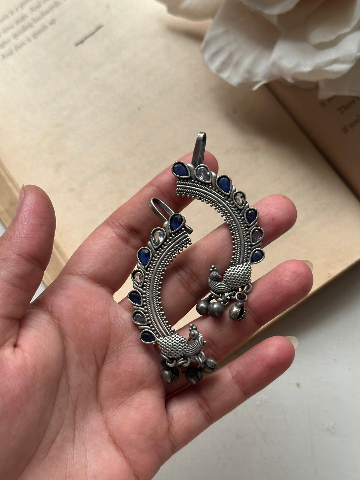 NUREESHA EARCUFFS [BLUE / WHITE COMBO STONES]