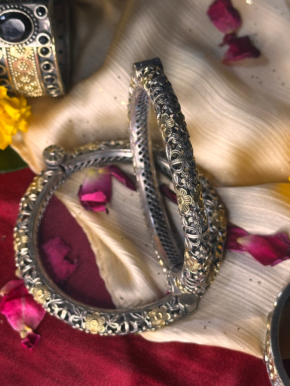 NAZAFREEN HANDCUFFS [ONE CUFF]