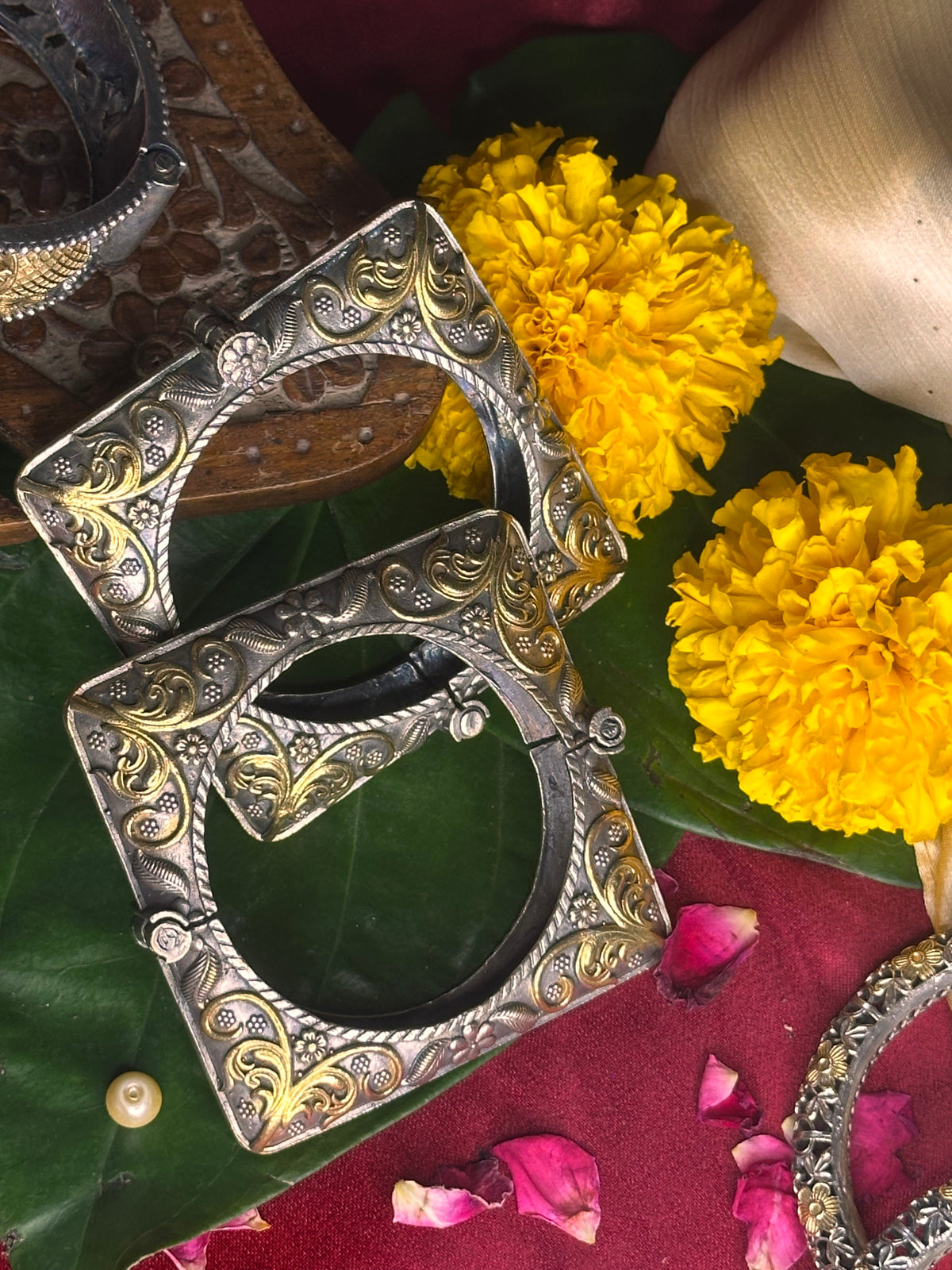 SHAH AFREEN HANDCUFF [ONE HANDCUFF]