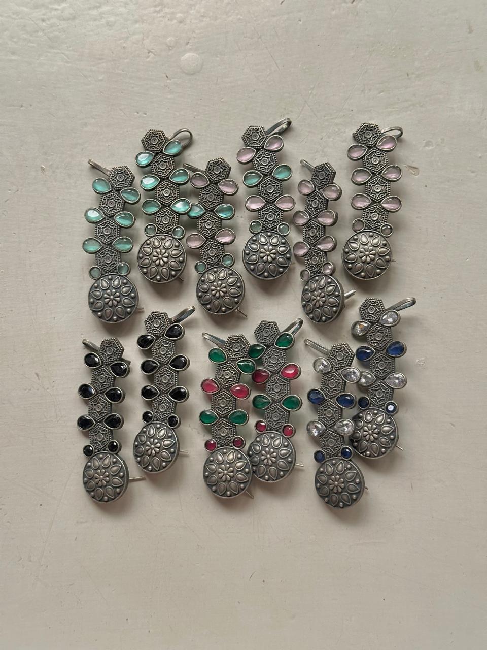 ROSHAIRAA EARCUFFS [BLACK STONES]