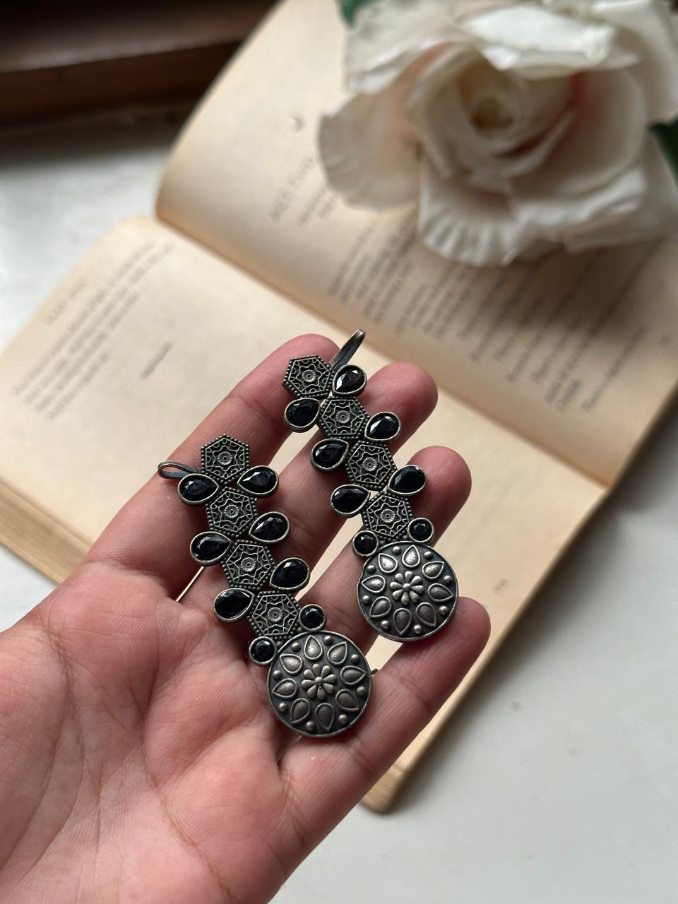 ROSHAIRAA EARCUFFS [BLACK STONES]