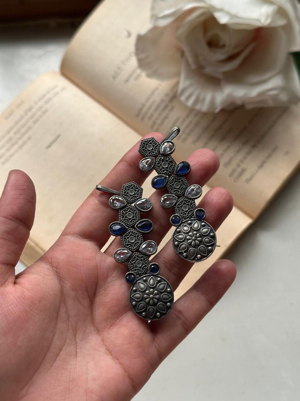 ROSHAIRAA EARCUFFS [WHITE/BLUE COMBO STONES]
